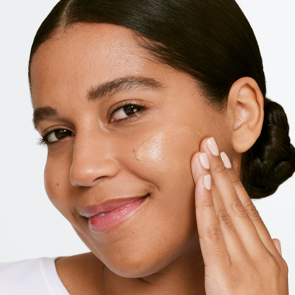Clinique primer plano de ingredientes con agua de aloe activada y beneficio calmante