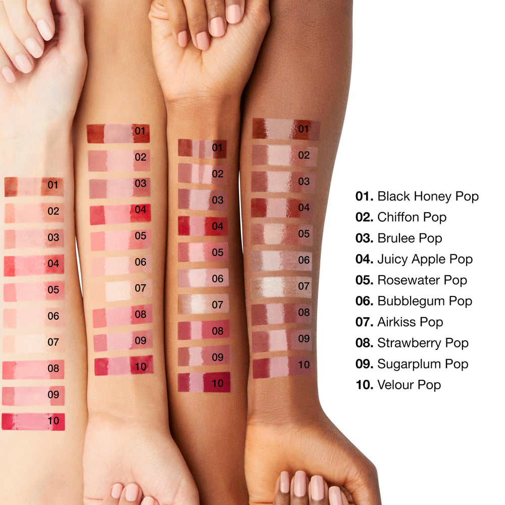 Clinique gloss en uso en modelo mostrando labios jugosos