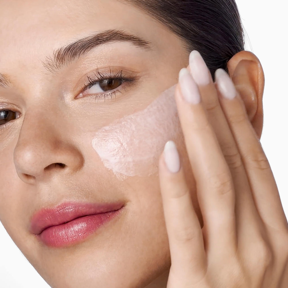 Clinique tarro de 3.4 fl oz en comparación de tamaño, ideal para tratamientos nocturnos