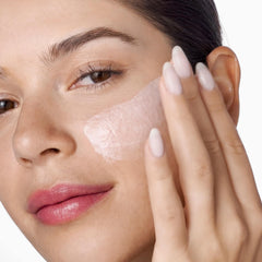 Clinique tarro de 3.4 fl oz en comparación de tamaño, ideal para tratamientos nocturnos