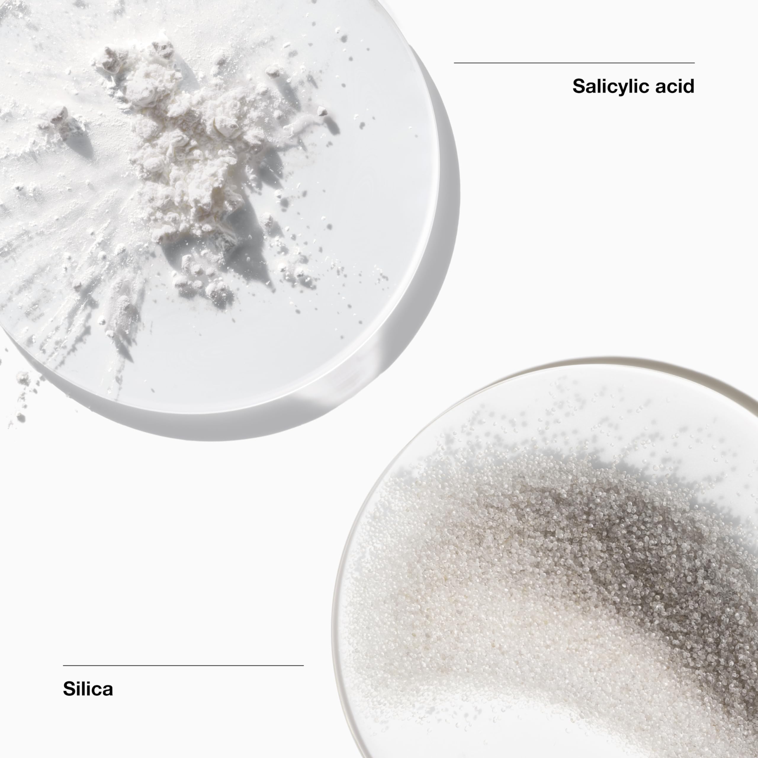 Clinique exfoliating face scrub aplicado en mano para demostrar uso y control del producto