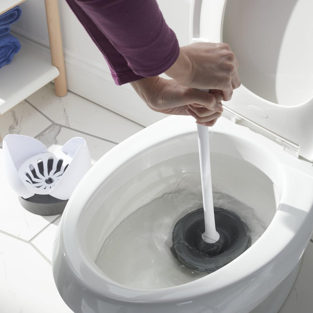 Clorox set en baño ordenado mostrando almacenamiento discreto