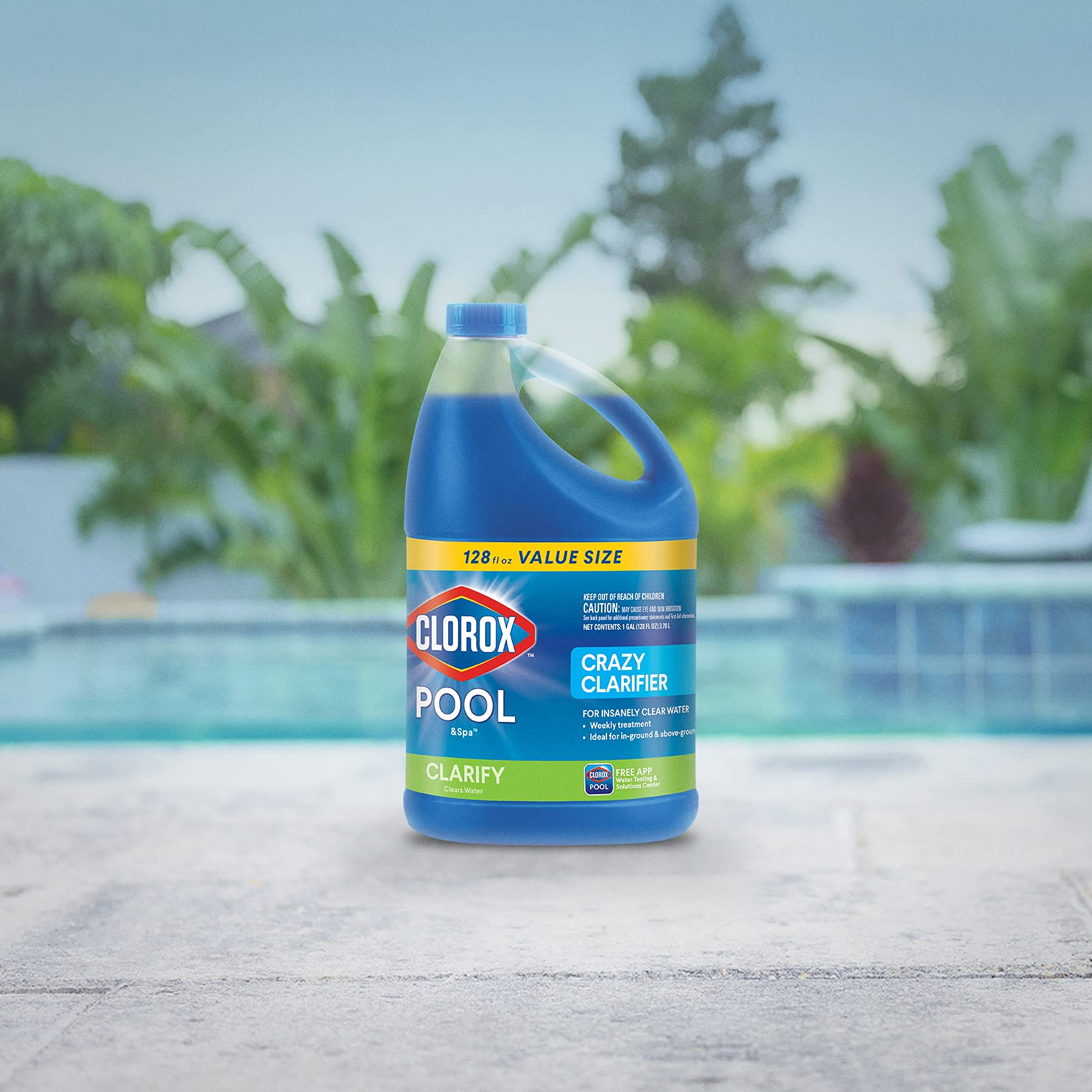 Clorox Pool&Spa vertiendo producto en borde profundo y mejorando claridad del agua