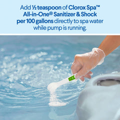 CLOROX Pool&Spa mano aplicando producto al spa para mantenimiento sencillo