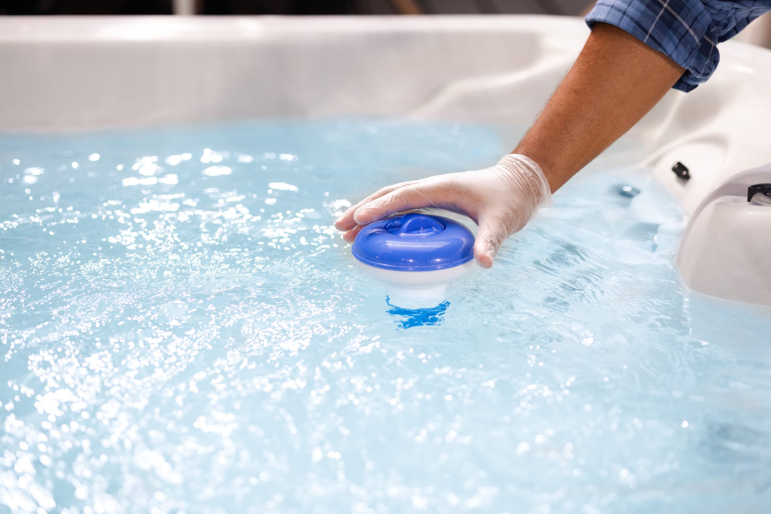 Clorox Pool&Spa tabletas en dispensador flotante ofreciendo sanitización continua