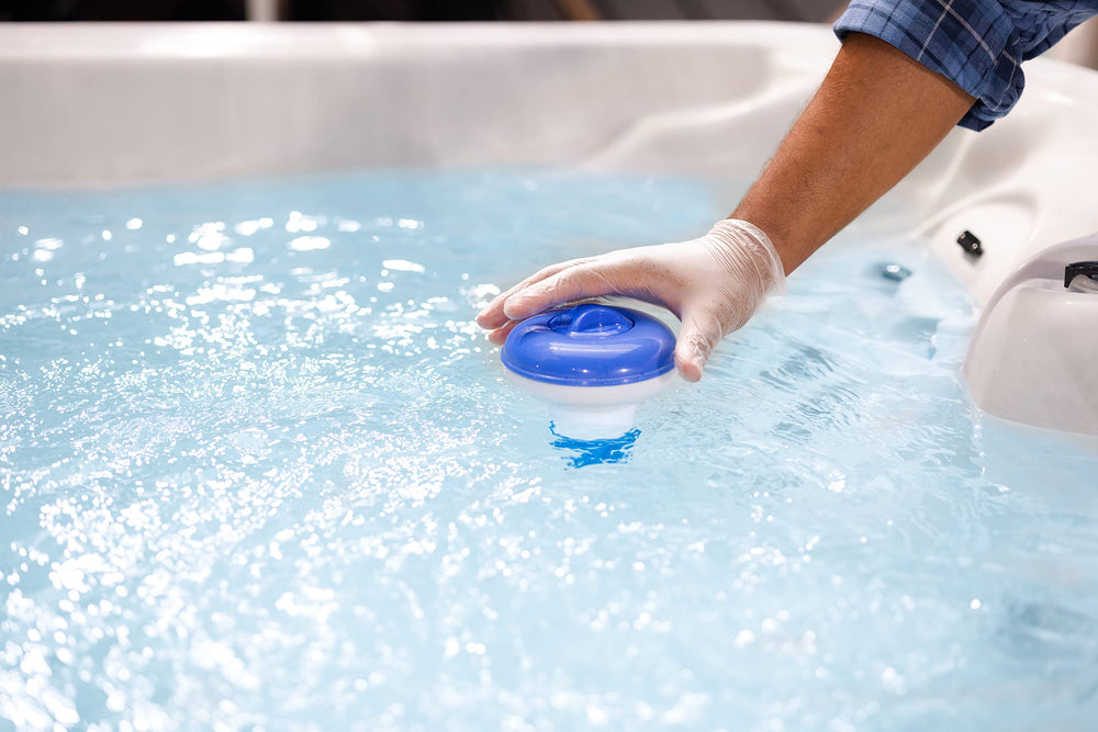 Clorox Pool&Spa tabletas en dispensador flotante ofreciendo sanitización continua