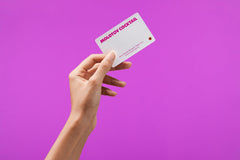 CMYK Monikers jugadores riendo usando las cartas en una mesa, genera interacción instantánea