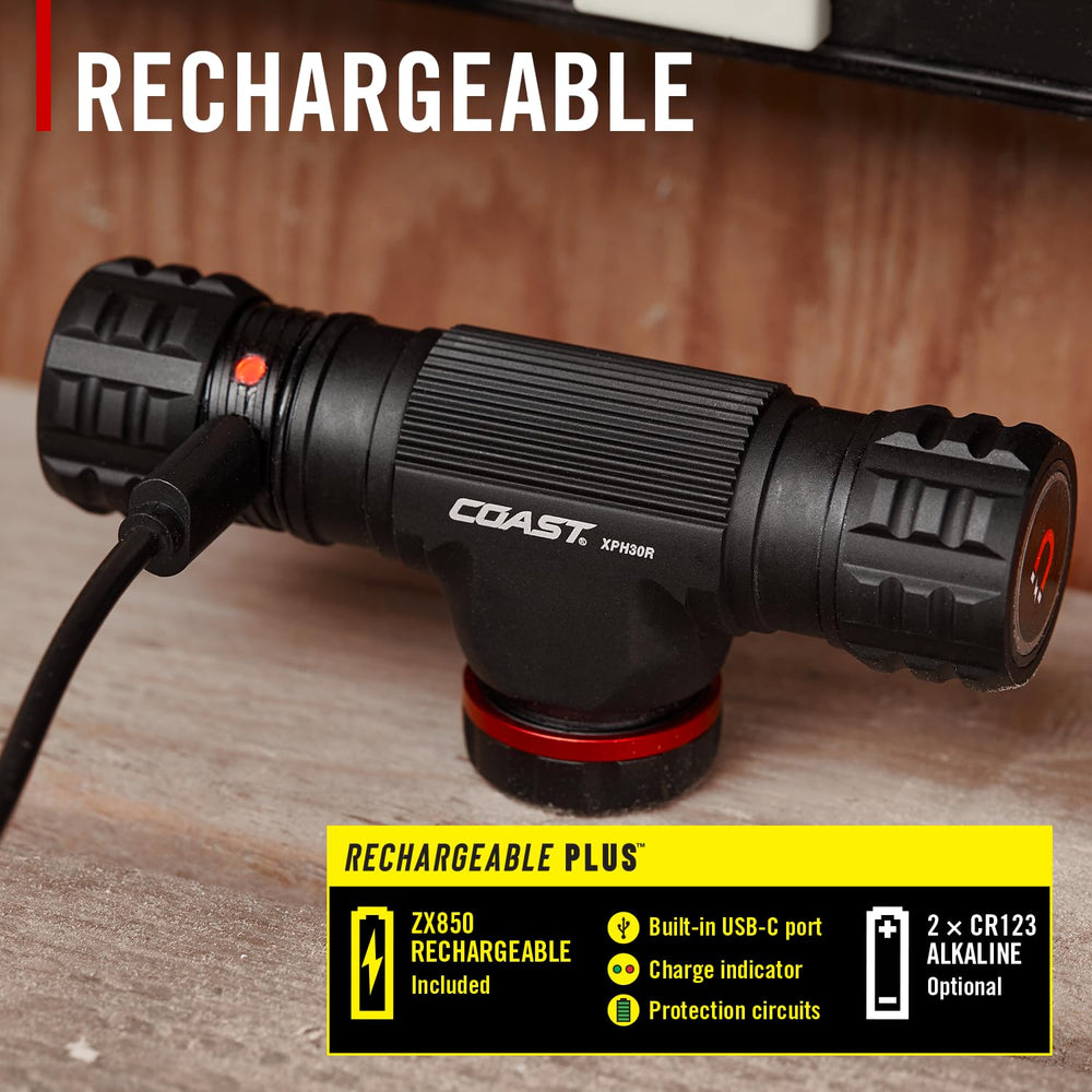 Coast XPH30R twist focus being adjusted showing smooth flood-to-spot beam control