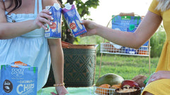 CocoGoodsCo agua de coco servida en vaso, muestra claridad y frescura natural
