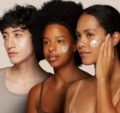 Cocokind crema demostración de aplicación facial que muestra absorción rápida