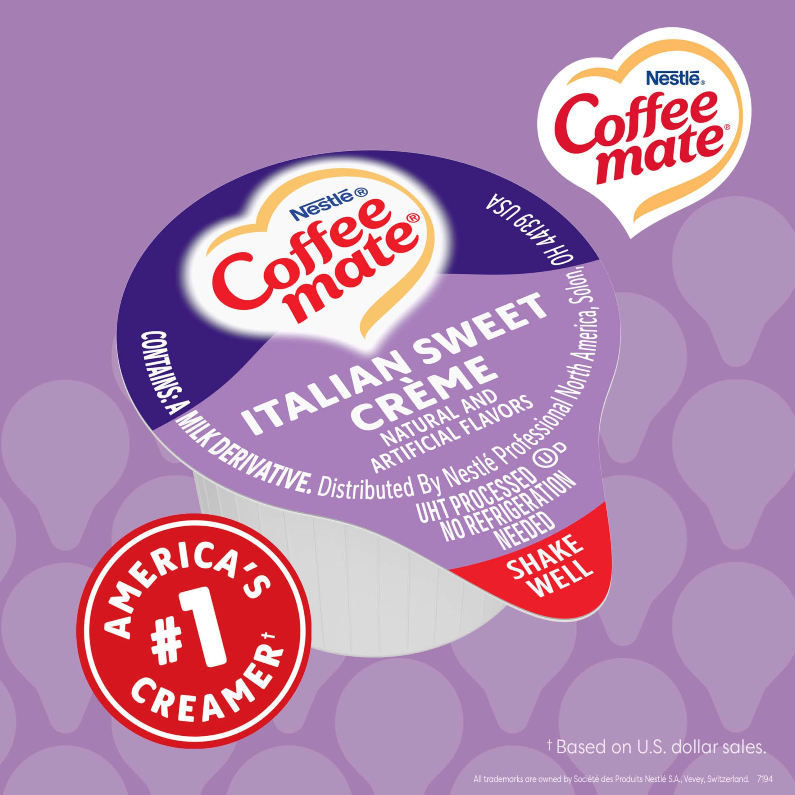 Coffee mate en mesa de oficina con tazas, ideal para estaciones de café