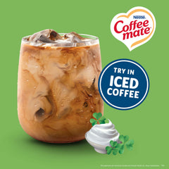 Coffee mate vertiendo creamer en taza de café para sabor Irish Crème