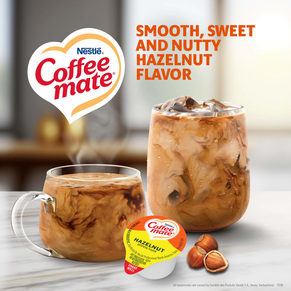 Coffee Mate monodosis abierta en primer plano lista para verter