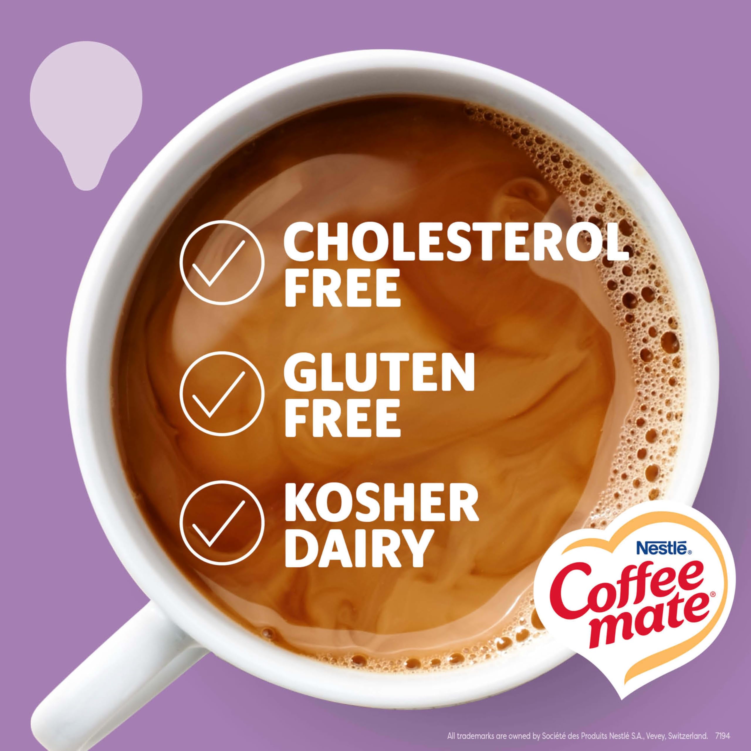 Coffee mate porción individual abierta vertiendo crema, cómoda y lista para usar