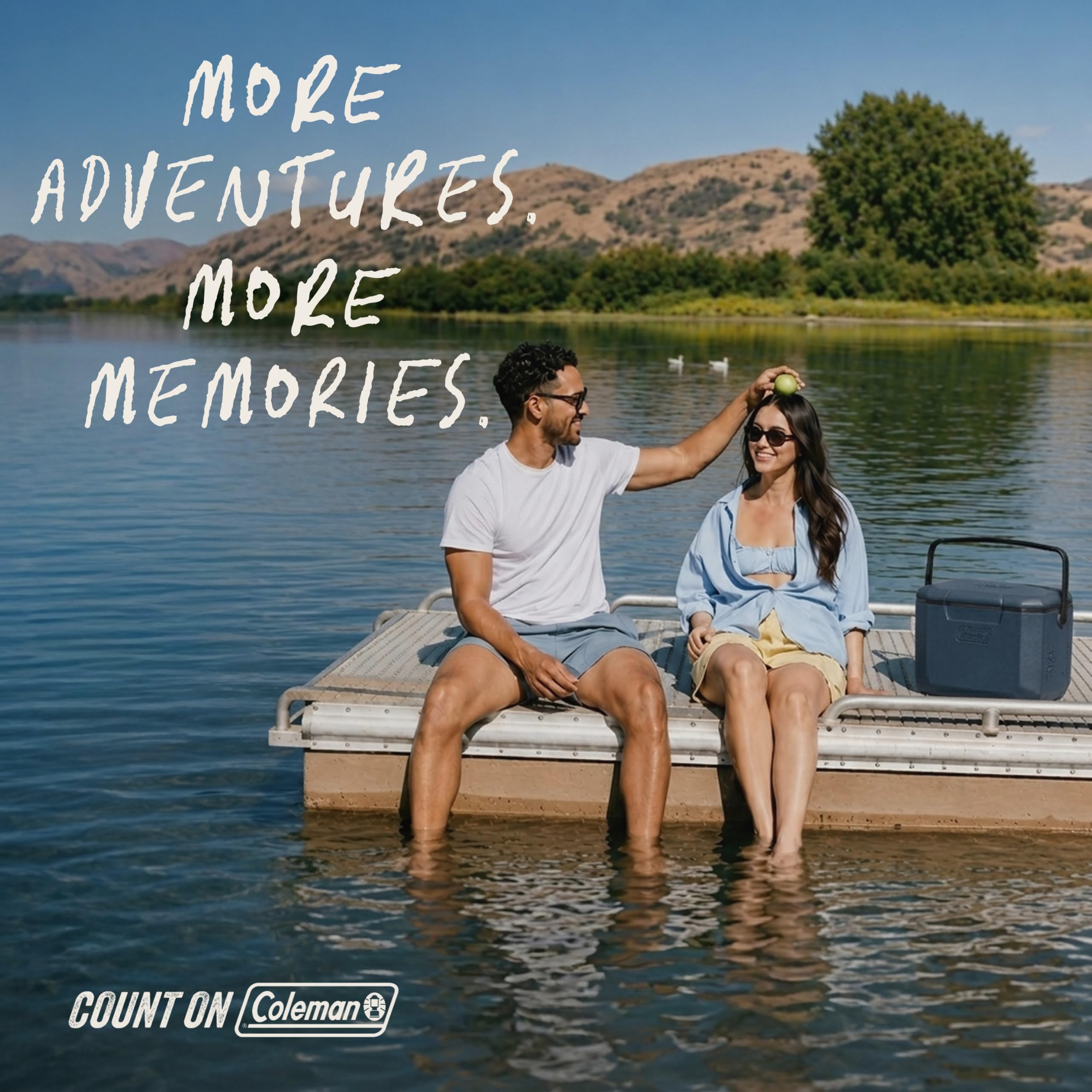 Coleman Chiller en la playa con personas, ideal para días al aire libre