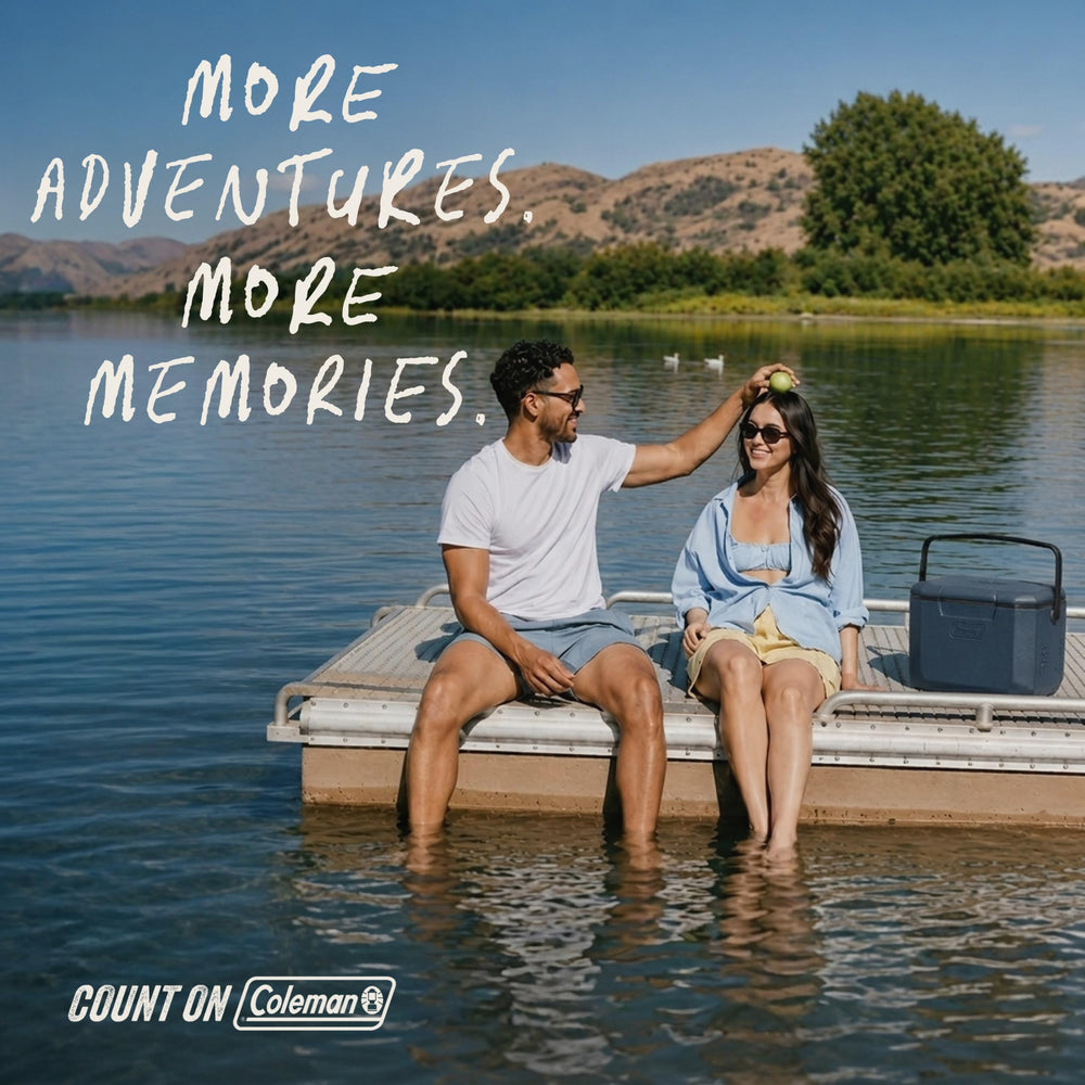 Coleman Chiller en la playa con personas, ideal para días al aire libre