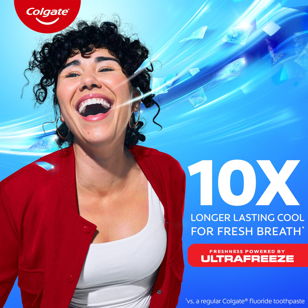 Colgate MaxFresh primer plano de microtiras en la pasta, mayor sensación mentolada
