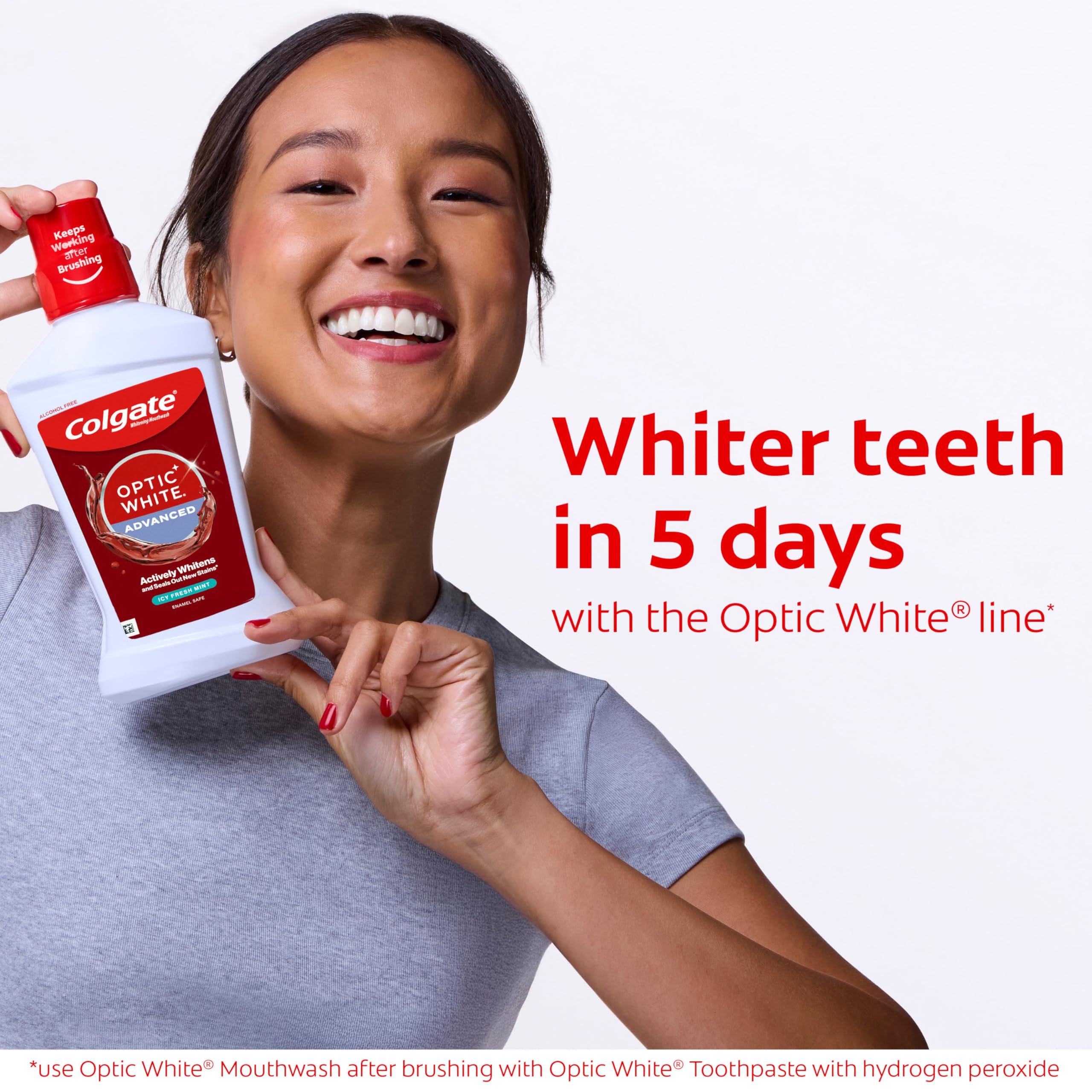 Persona enjuagándose con Colgate Optic White para aliento fresco y limpieza eficaz