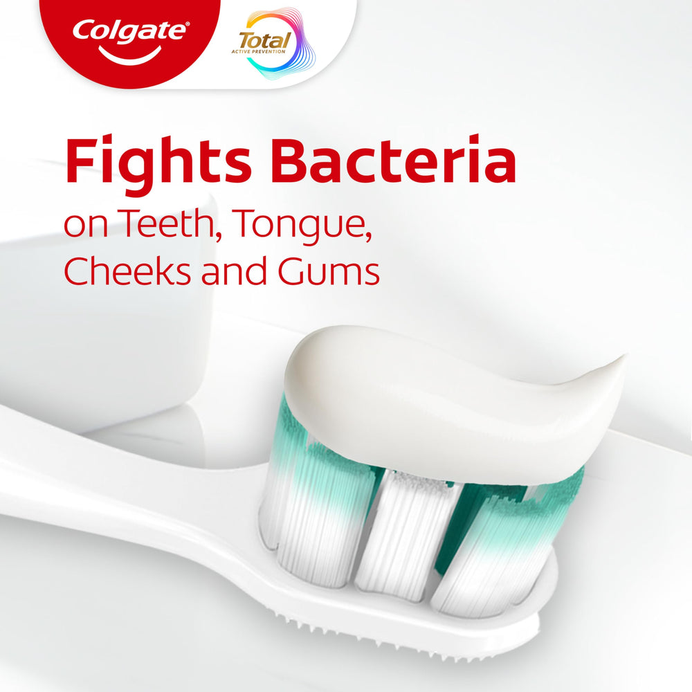 Colgate Total uso en baño familiar mostrando uso cotidiano y almacenamiento