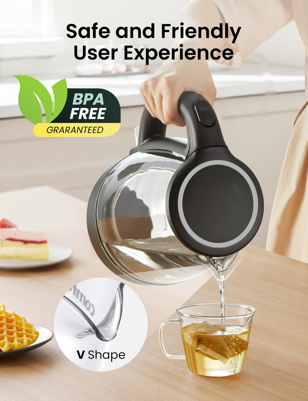 COMFEE' hervidor en uso vertiendo agua para preparar té rápidamente