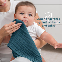 Comfy Cubs paño en uso para eructar, protege ropa y hombro