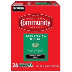 Community Coffee cápsulas en mano para preparación rápida y práctica