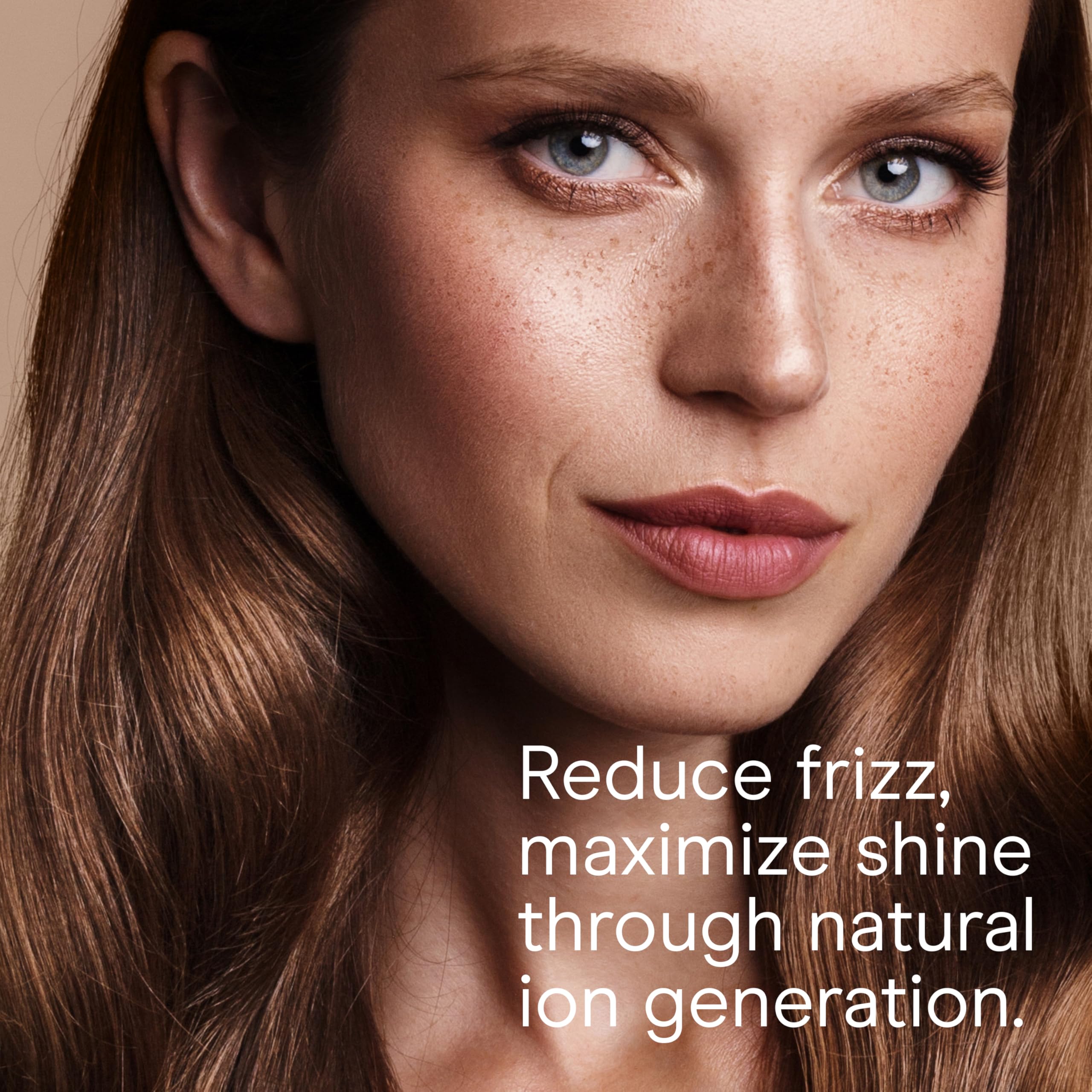 Conair INFINITI PRO secando ondas para acabado sin frizz y con brillo