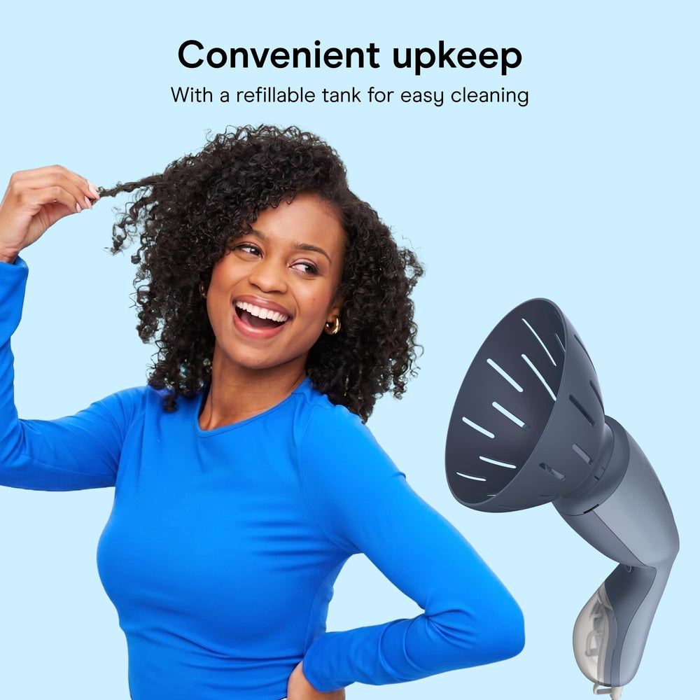 Conair INFINITIPRO en uso aplicando vapor para refrescar rizos al instante