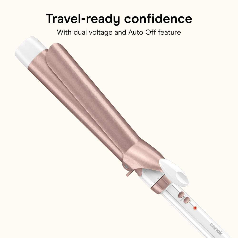 Conair rizador en maleta indicando voltaje dual y conveniencia para viajar