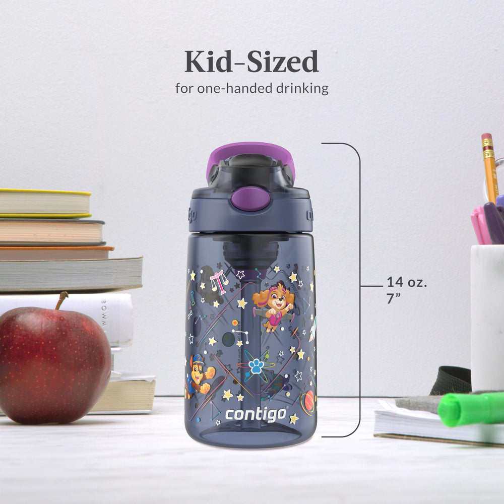 Contigo botella junto a una mochila para comparar tamaño y capacidad portátil