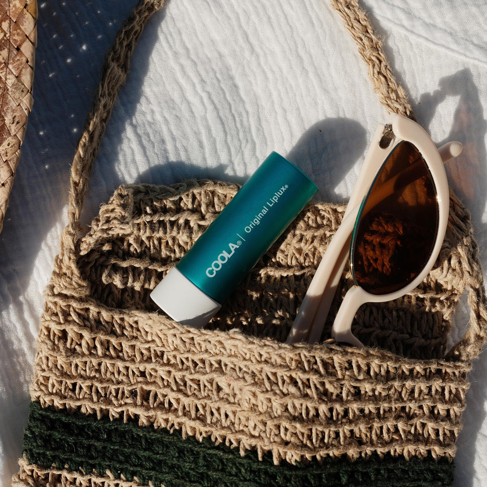 COOLA Liplux aplicación en labios durante actividad al aire libre