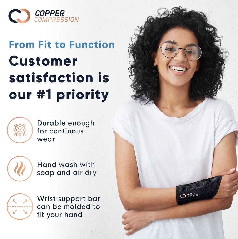 Copper Compression muñequera en uso mientras se escribe para apoyo durante el trabajo
