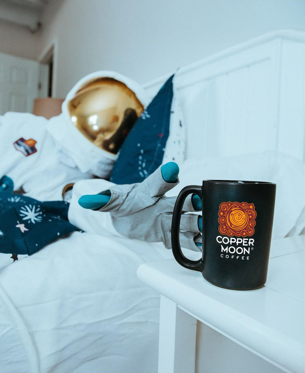 Copper Moon taza servida en cocina cálida promoviendo experiencia acogedora