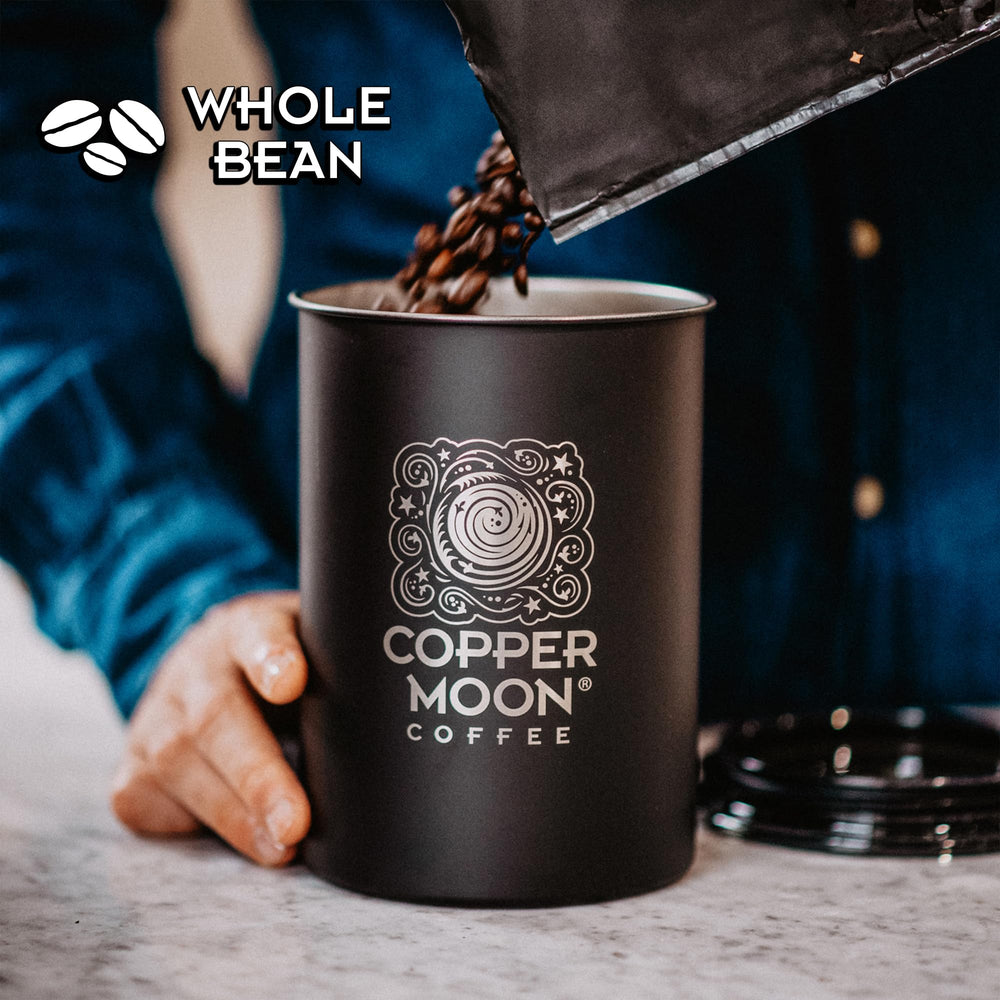 Copper Moon bolsa de 2 lb junto a taza para referencia de tamaño