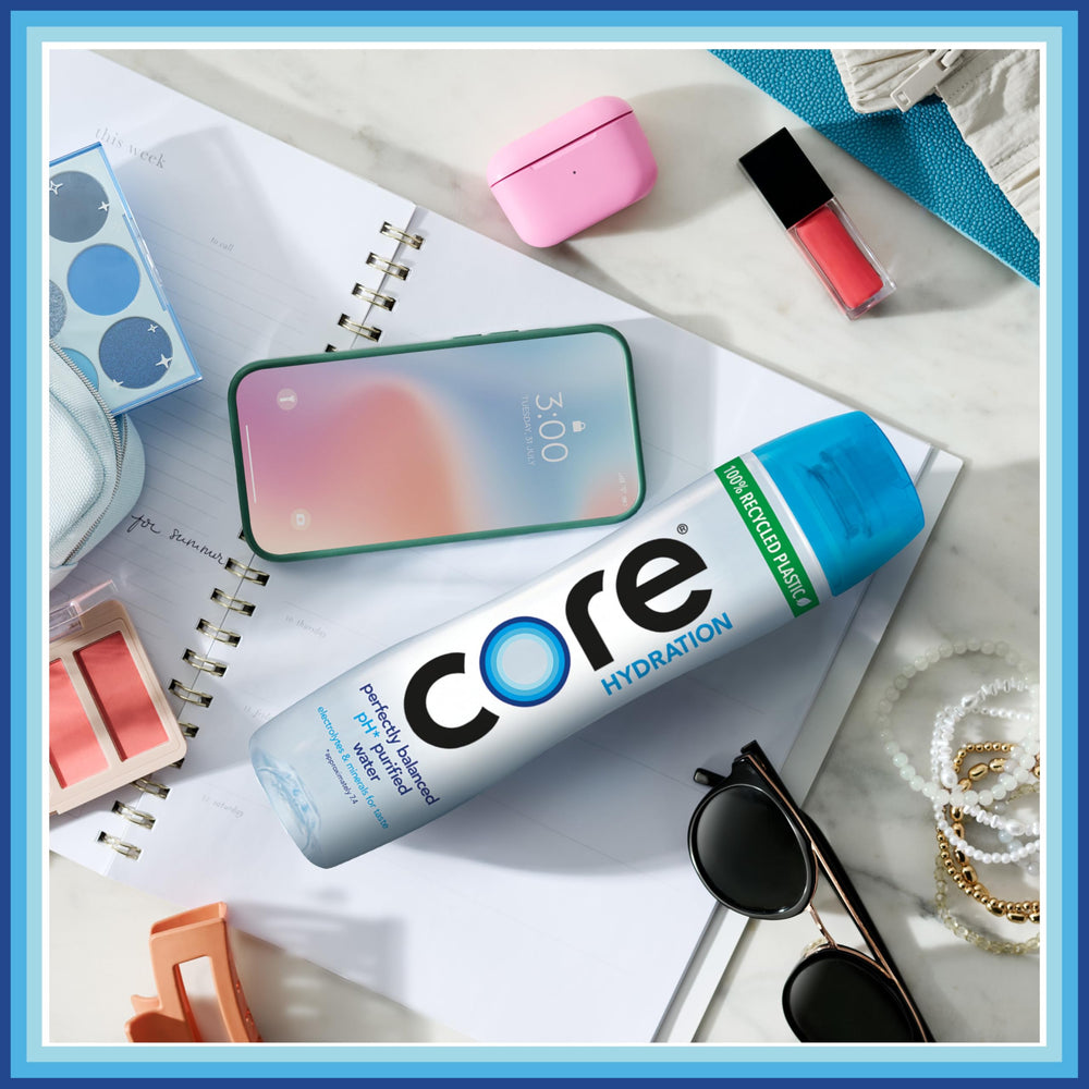 Core botella sobre toalla en gimnasio ideal para entrenar