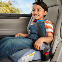 Cosco Topside instalado en asiento trasero con niño usando cinturón para seguridad