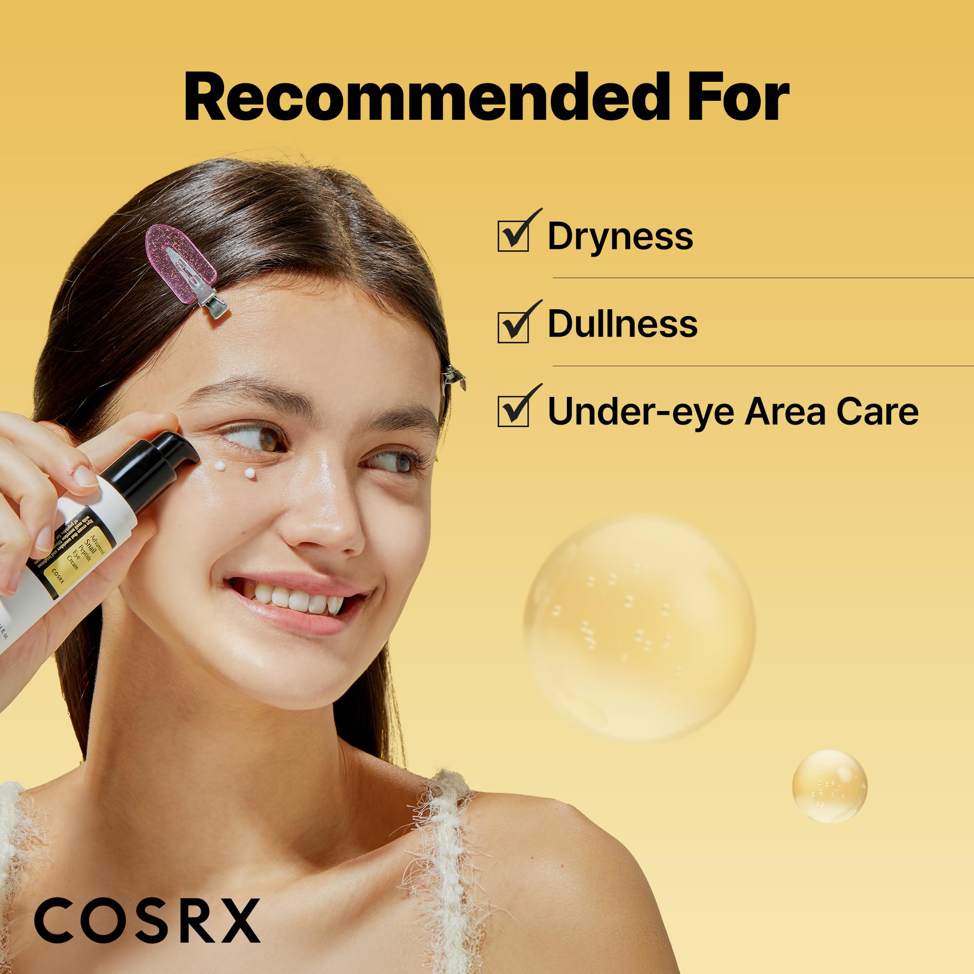 COSRX aplicación alrededor del ojo con dedos para una absorción suave