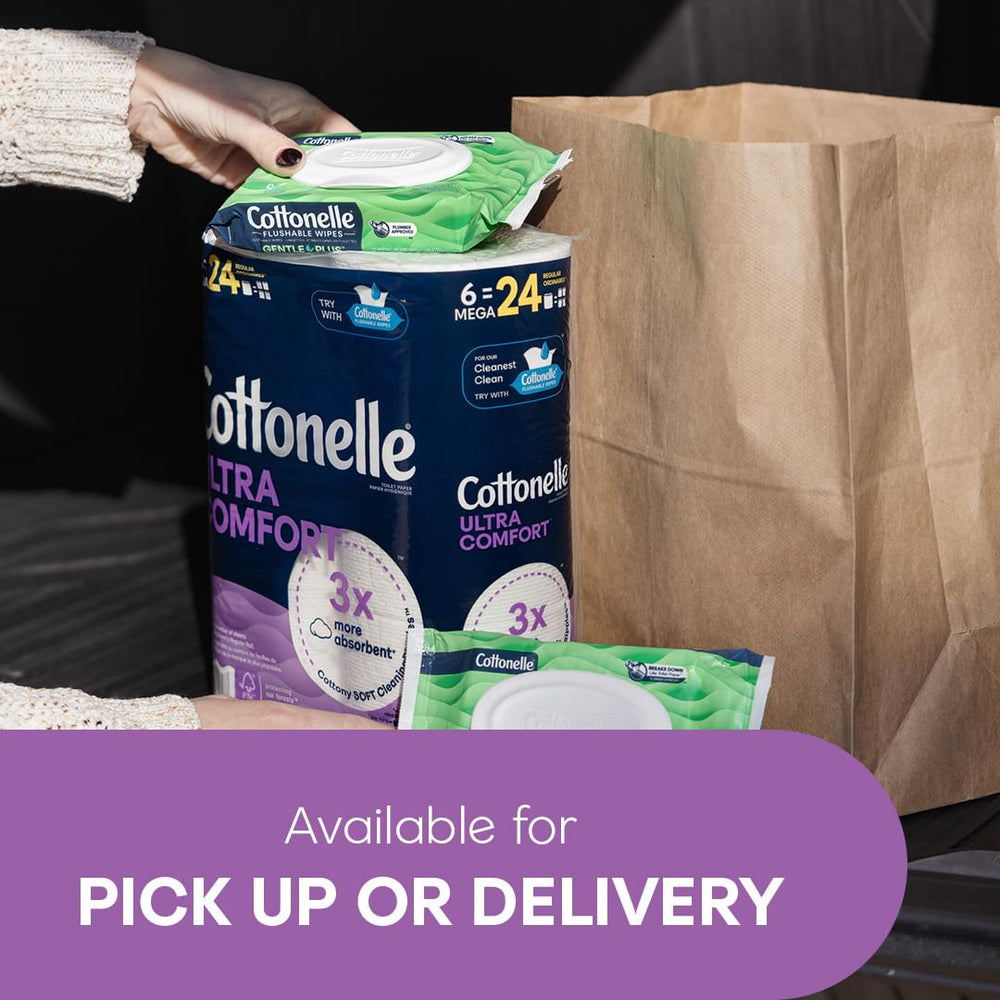 Cottonelle roll en manos demostrando suavidad y facilidad de uso