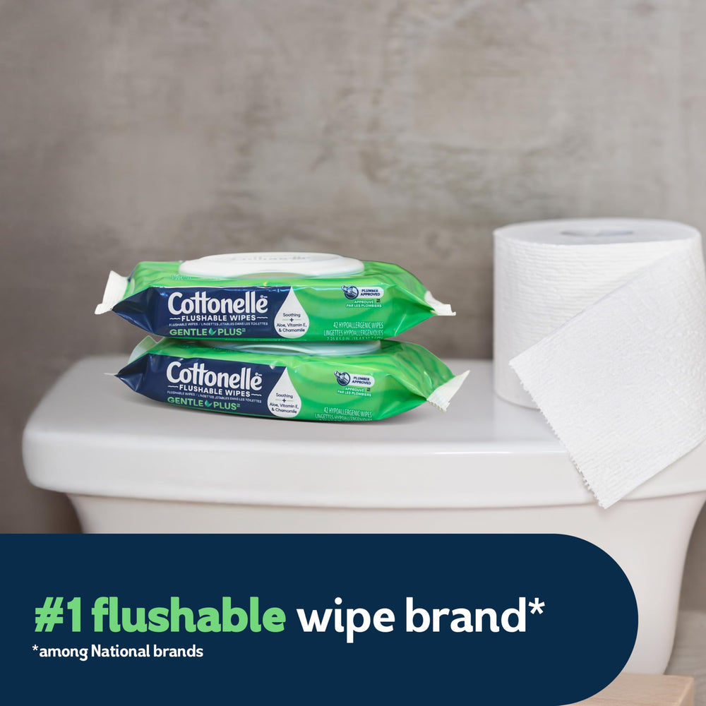 Cottonelle toallita desplegada mostrando grosor y humedad, sensación suave