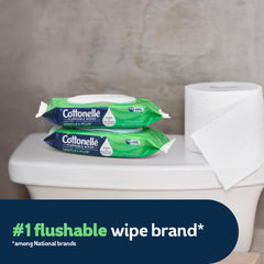 Cottonelle toallita desplegada mostrando grosor y humedad, sensación suave
