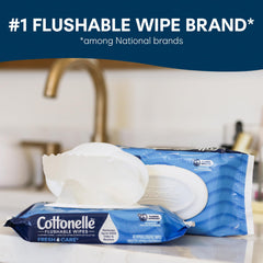 Cottonelle persona usando toallita para manos y protección higiénica