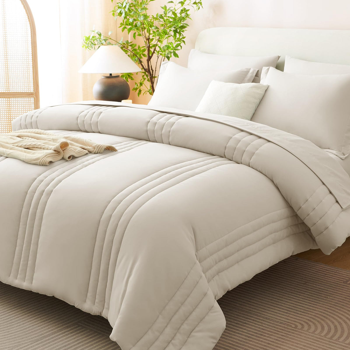 CozyLux edredón frontal beige mostrando cobertura y caída elegante