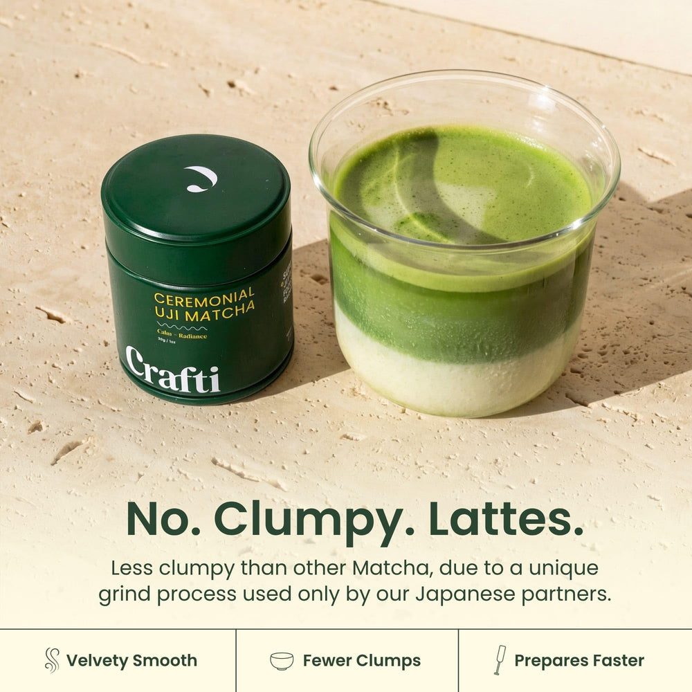 Crafti matcha primer plano del polvo fino, demostrando textura sedosa y mezcla fácil