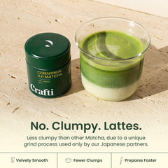 Crafti matcha primer plano del polvo fino, demostrando textura sedosa y mezcla fácil