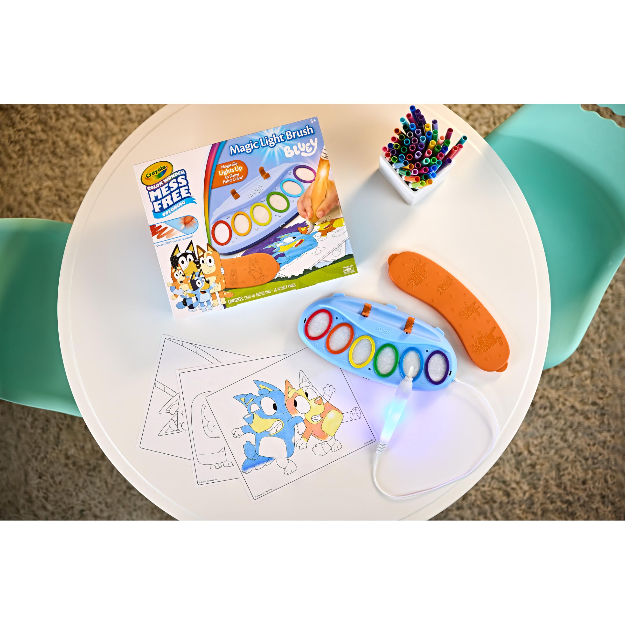 Crayola Bluey comparación de tamaño del kit para transporte y almacenamiento