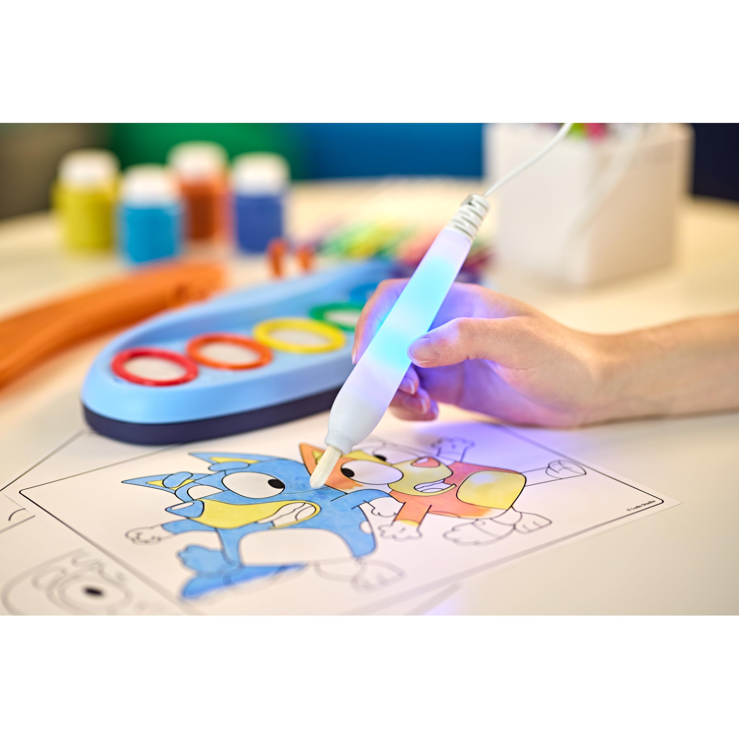 Crayola Bluey niño pintando con pincel luminoso favoreciendo concentración