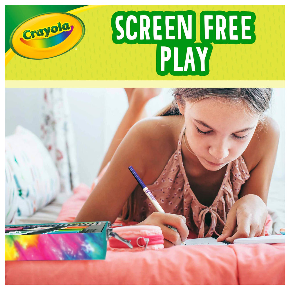 Crayola escena familiar con niños creando en casa y compartiendo ideas