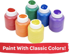 Crayola niño usando pintura en manos, limpieza sencilla tras la actividad