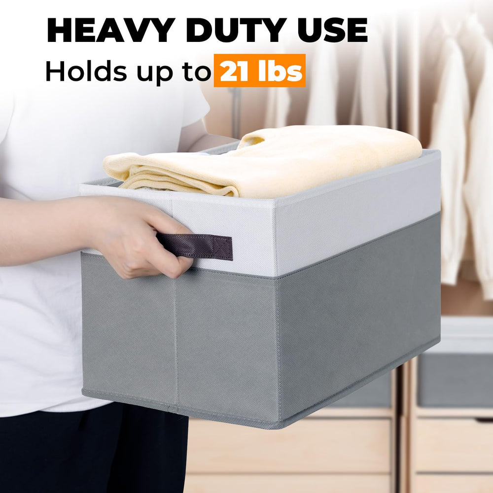 Criusia caja junto a silla para referencia de tamaño