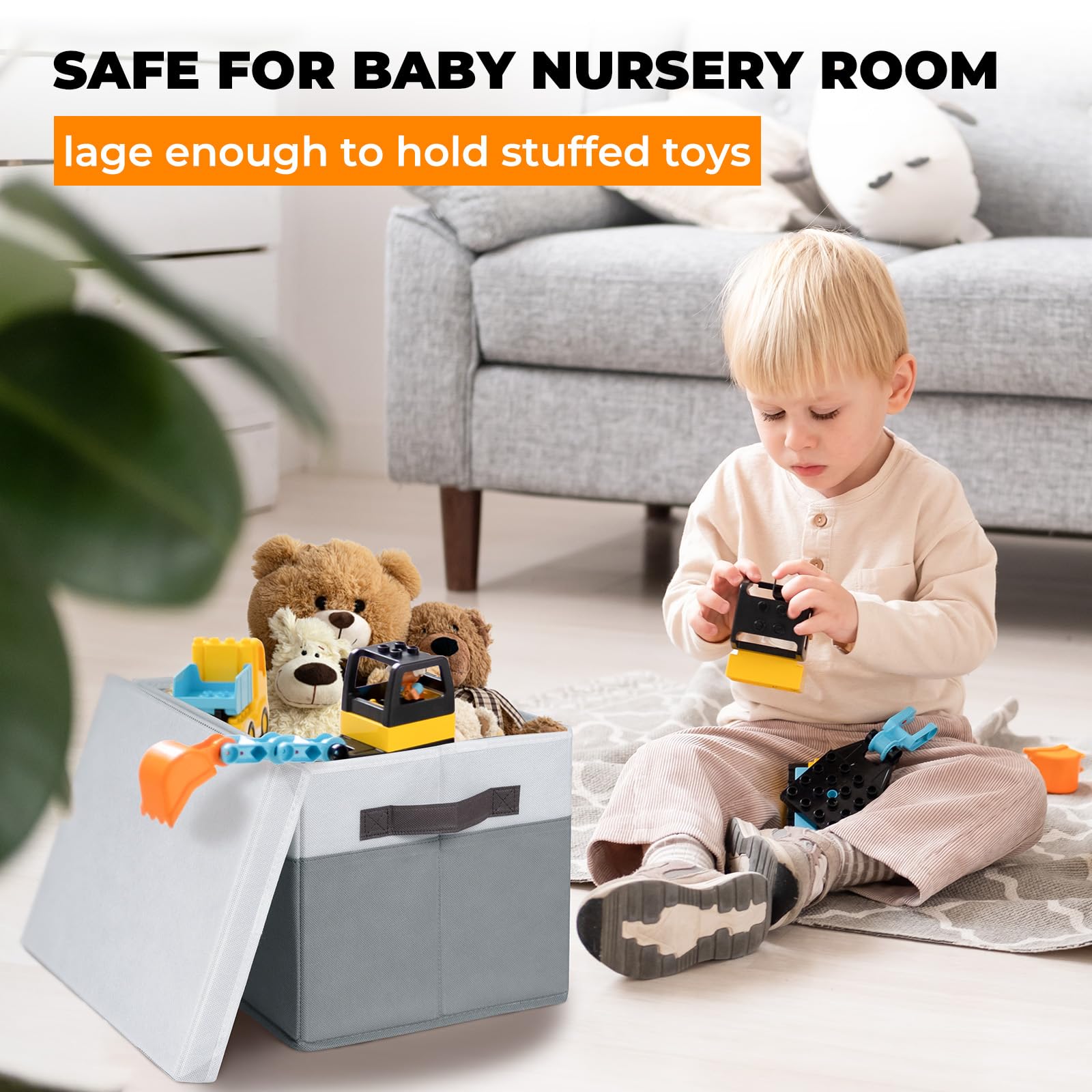Criusia caja en dormitorio conteniendo ropa y mantas